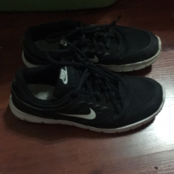 Black Nikes. - Picture 2 of 4